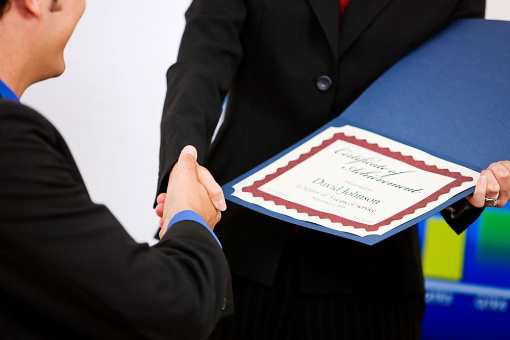 5 benefits of employee recognition awards